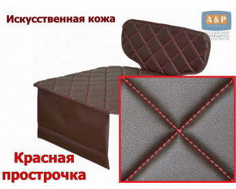 Коврик под детское автокресло-бустер. Искусственная кожа. Цвет: коричневый с красной прострочкой Ромб.